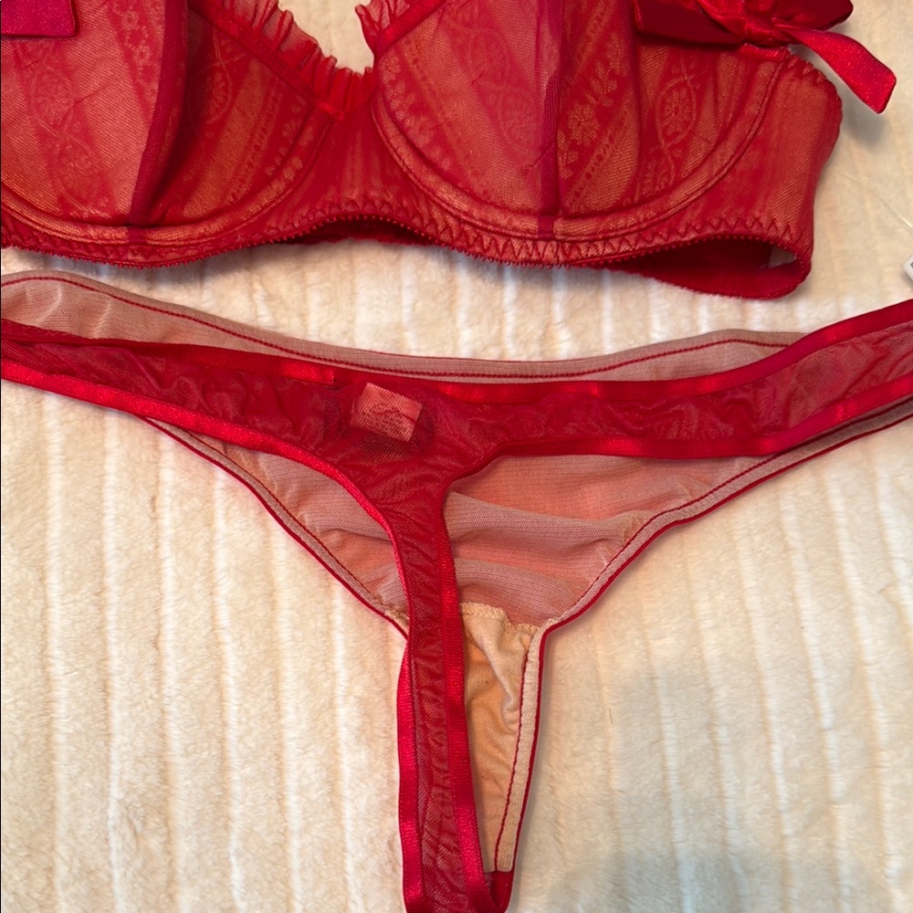 New with Tags- Frederick’s of Hollywood Elegant Red Lace Lingerie Set - Picture 4 of 4